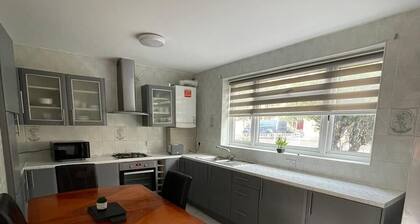Nice cozy house with WiFi close to the Elizabeth line