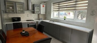 Nice cozy house with WiFi close to the Elizabeth line