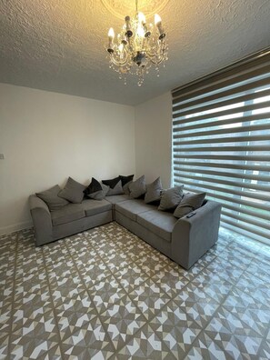 TV - Nice cozy house with WiFi close to the Elizabeth line (London)