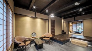 บ้านพักทราดิชันนัล, 2 ห้องนอน, ห้องครัว, วิวสวน | 2 ห้องนอน, ตู้นิรภัยในห้องพัก, พื้นที่ทำงานแบบใช้แล็ปท็อป
