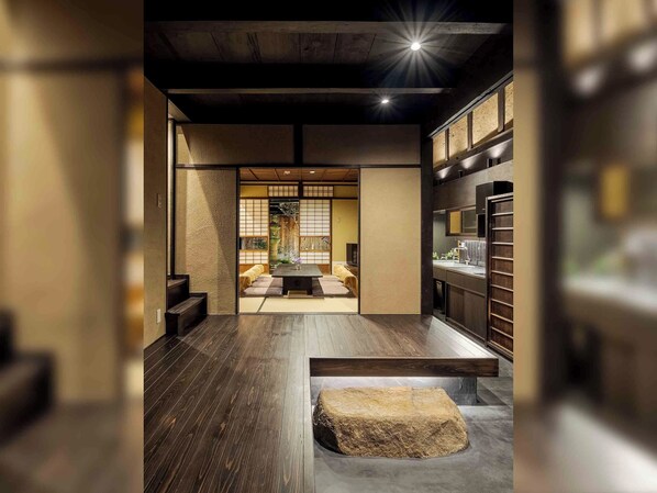 Rumah Tradisional, 2 kamar tidur, dapur, pemandangan kebun | 2 kamar tidur, brankas, dan ruang kerja ramah laptop
