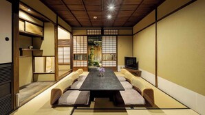 บ้านพักทราดิชันนัล, 2 ห้องนอน, ห้องครัว, วิวสวน | 2 ห้องนอน, ตู้นิรภัยในห้องพัก, พื้นที่ทำงานแบบใช้แล็ปท็อป