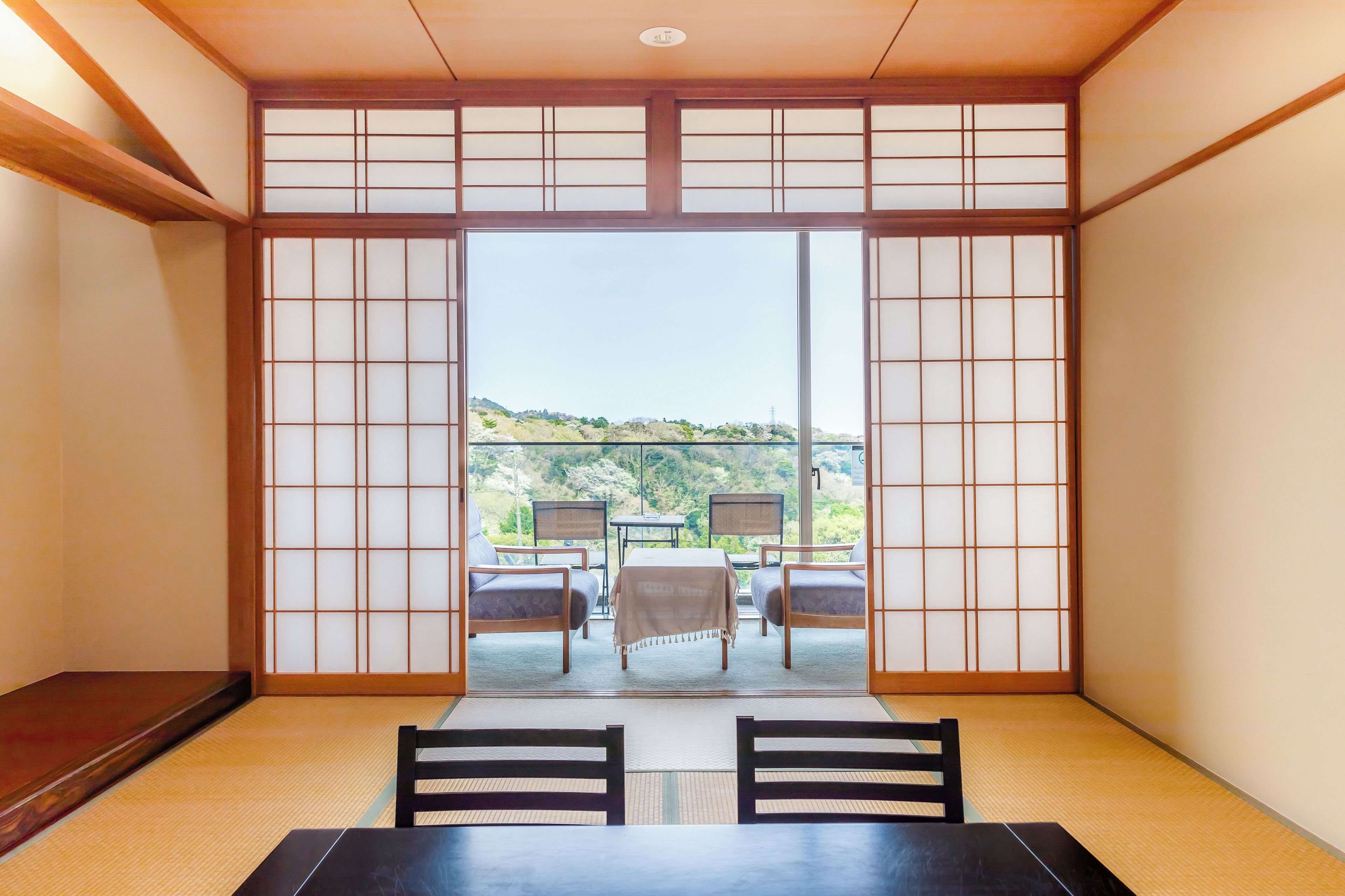 Habitación Confort, varias camas, terraza, vistas a la montaña | Caja fuerte, decoración individual, mobiliario individual