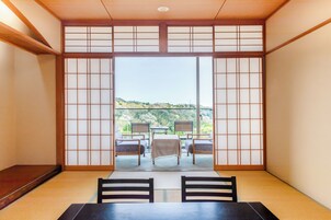 Habitación Confort, varias camas, terraza, vistas a la montaña | Caja fuerte, decoración individual, mobiliario individual