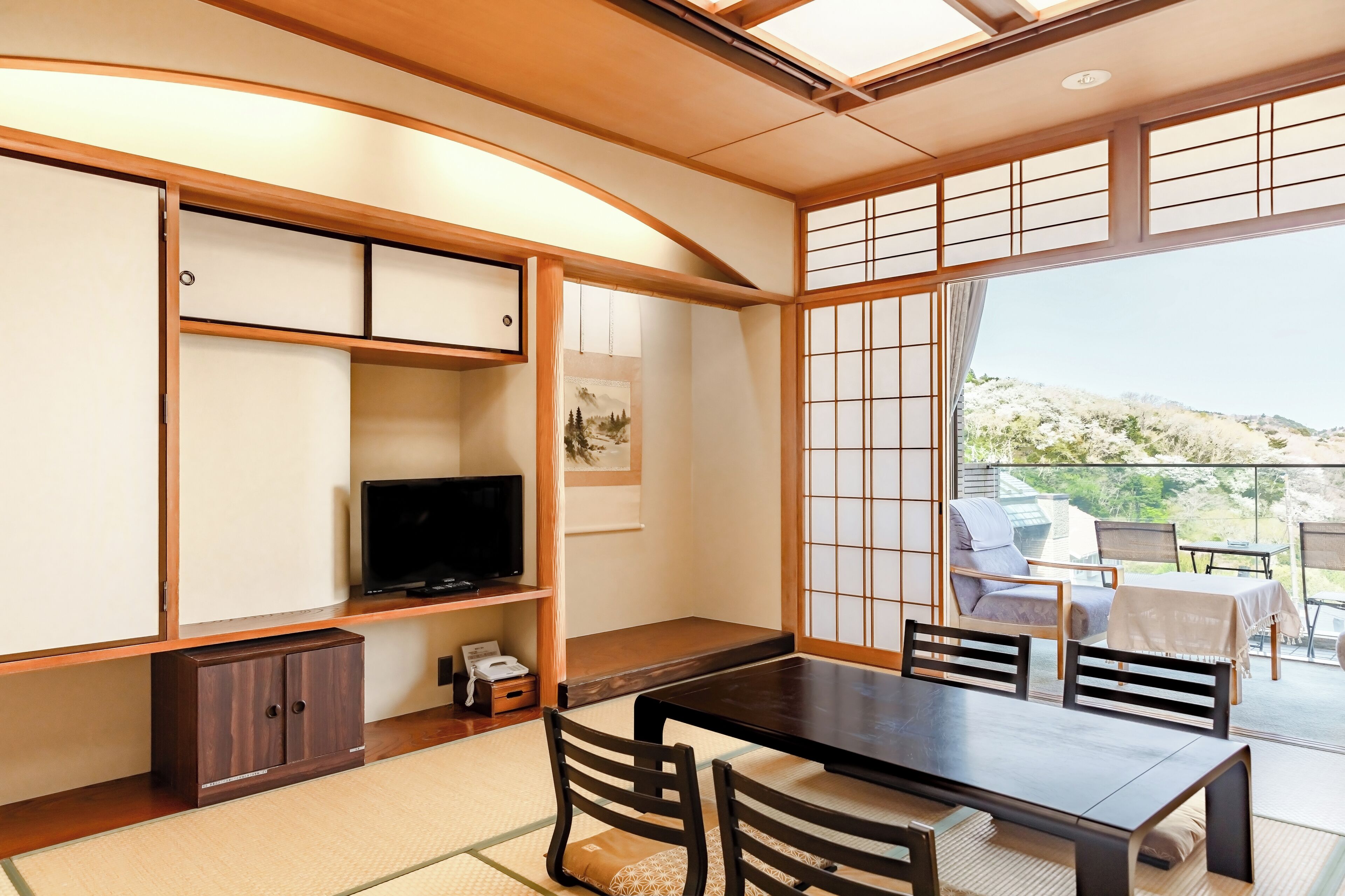 舒适客房, 多张床, 露台, 山景 | 客房内保险箱、特色装修、特色家居、遮光窗帘