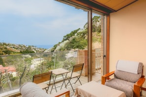 Chambre Confort, plusieurs lits, terrasse, vue montagne | Coffres-forts dans les chambres, décoration personnalisée