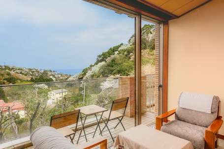 舒适客房, 多张床, 露台, 山景 | 客房内保险箱、特色装修、特色家居、遮光窗帘