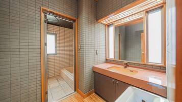 Shower, rainfall showerhead, free toiletries, hair dryer