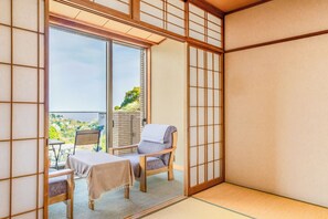 Habitación Confort, varias camas, Terraza, vista a la montaña | Caja de seguridad en la habitación y decoración personalizada 