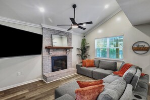 Smart TV, fireplace - Modern Townhome with Outdoor Patio & Fire Pit- Close to Airport and Attractions (North Charleston)