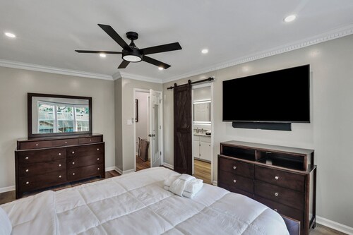 Modern Townhome with Outdoor Patio & Fire Pit- Close to Airport and Attractions