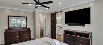 Modern Townhome with Outdoor Patio & Fire Pit- Close to Airport and Attractions