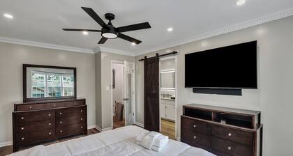 Modern Townhome with Outdoor Patio & Fire Pit- Close to Airport and Attractions