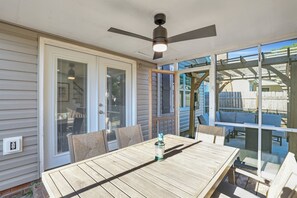 Outdoor dining - Modern Townhome with Outdoor Patio & Fire Pit- Close to Airport and Attractions (North Charleston)