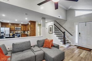 Interior - Modern Townhome with Outdoor Patio & Fire Pit- Close to Airport and Attractions (North Charleston)
