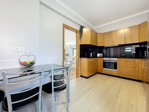 Réfrigérateur, four à micro-ondes, un four, surface de cuisson