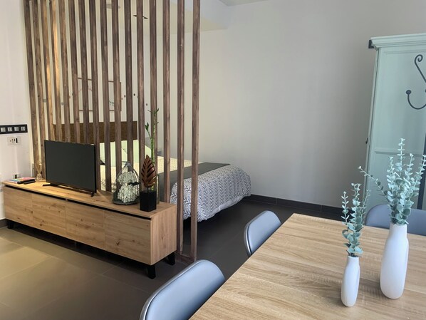 1 slaapkamer, een strijkplank/strijkijzer, wifi, beddengoed