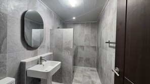 Shower, free toiletries, hair dryer, towels - Gumi TwoYa Motel (Gumi)