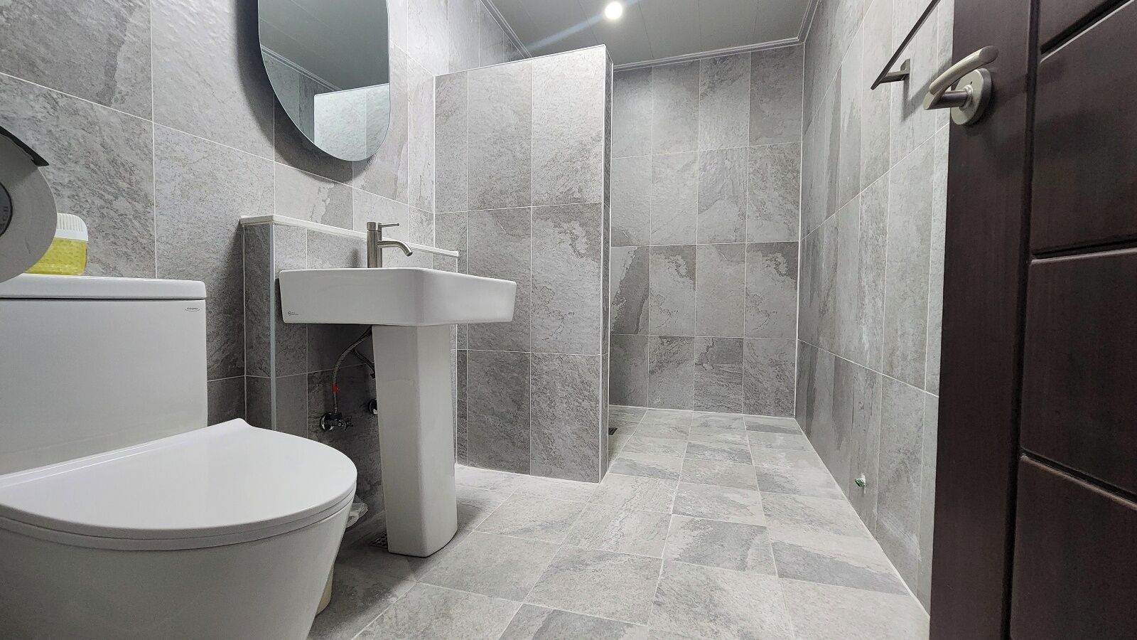 Deluxe Twin Room, City View | Desk, laptop workspace, free WiFi