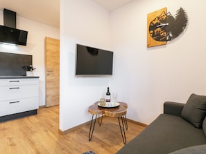 TV - Modern holiday flat with stunning views (Hart im Zillertal)