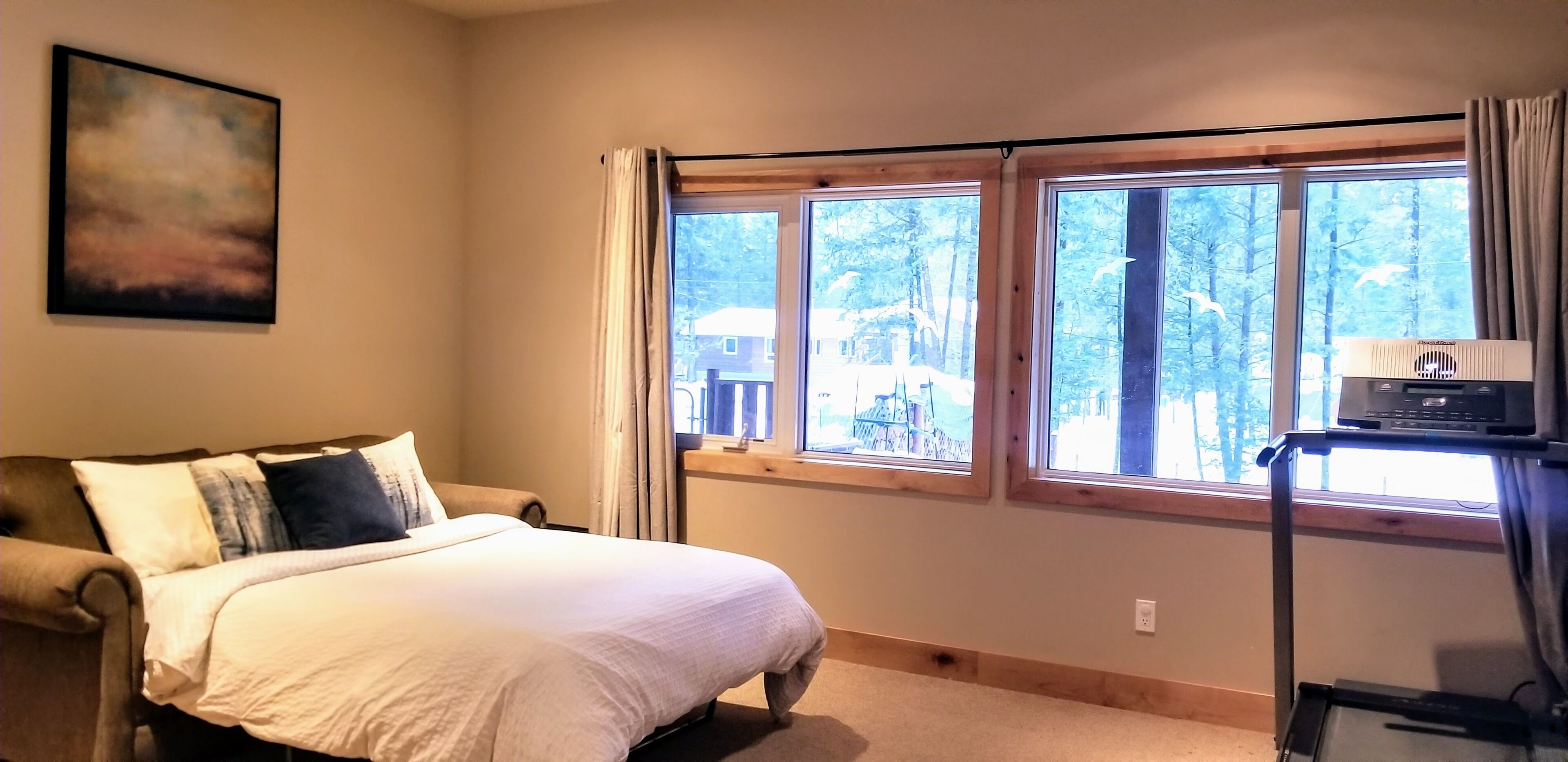 2 habitaciones, escritorio y tabla de planchar con plancha 