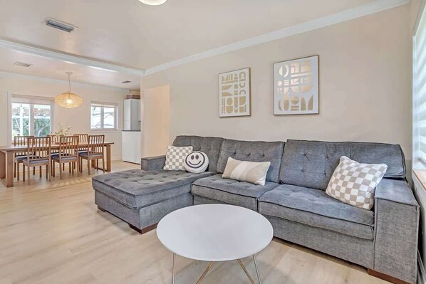 TV - New Listing Cozy Miami Springs  | Relaxing Retreat (Miami Springs)