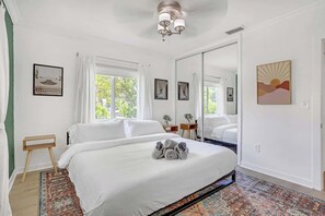 4 عدّة غرف نوم ومكواة/لوح كي وسرير سفر وواي فاي