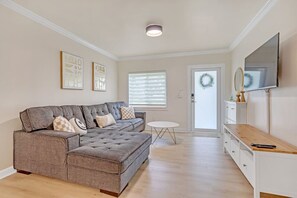 TV - New Listing Cozy Miami Springs | Relaxing Retreat (Miami Springs)