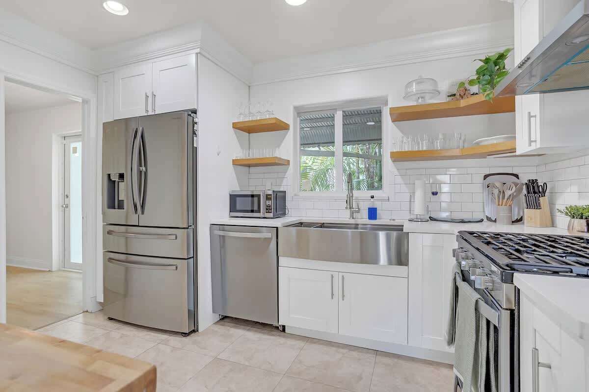 冷蔵庫、コンロ、食器洗い機、調理器具と食器