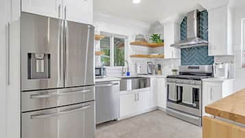 Fridge, stovetop, dishwasher, cookware/dishes/utensils