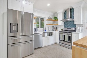 Refrigerador, parrilla de estufa, lavavajillas y utensilios de cocina