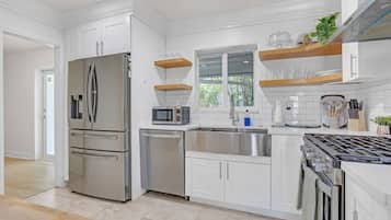 Frigorífic, placa de cuina, rentaplats i trona