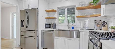 冷蔵庫、コンロ、食器洗い機、ハイチェア