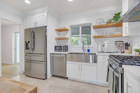 Frigorífico, placa de cocina, lavavajillas y trona infantil