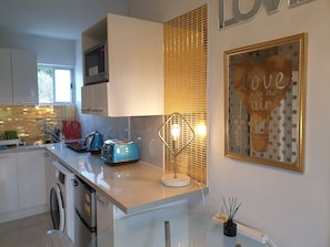 Fridge, microwave, stovetop, electric kettle - CUTE, COMFY, AFFORDABLE STUDIO 23 +CARPARK (Auckland)