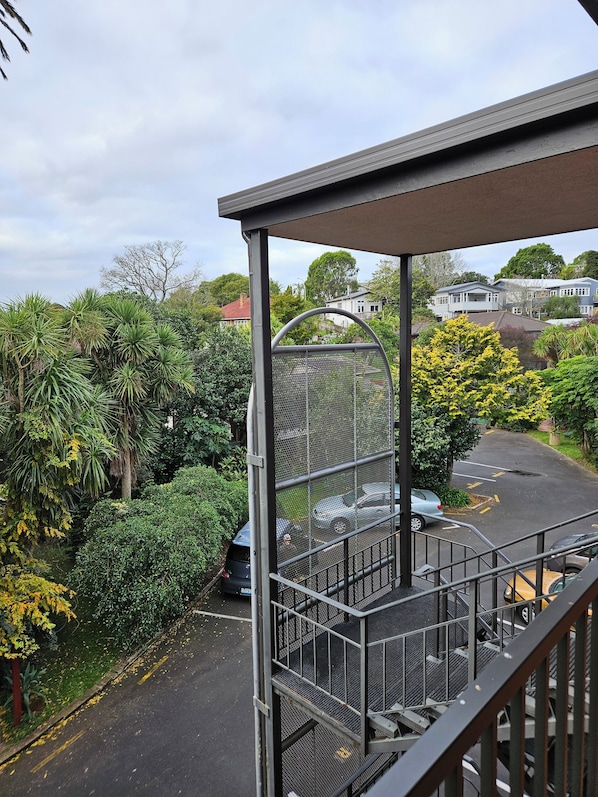 Property grounds - CUTE, COMFY, AFFORDABLE STUDIO 23 +CARPARK (Auckland)