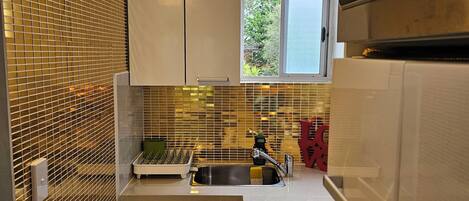 Kühlschrank, Mikrowelle, Herdplatte, Wasserkocher