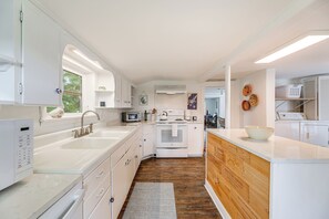 Fridge, microwave, stovetop, dishwasher - 2 Mi to Downtown: Tranquil Abode in Chincoteague! (Chincoteague)