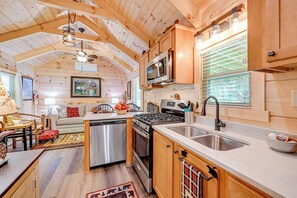 Fridge, microwave, stovetop, dishwasher - Franklin Cabin w/ Creek Access: Hike & Fish! (Franklin)