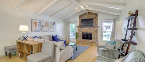 TV, fireplace
