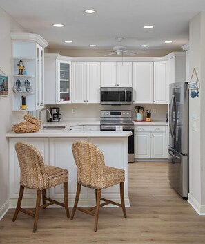 冷蔵庫、電子レンジ、オーブン、コンロ