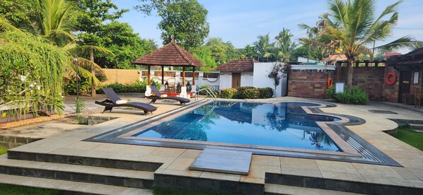 Outdoor pool - Kumarakom Tharavadu - Heritage Hotel (Kottayam)