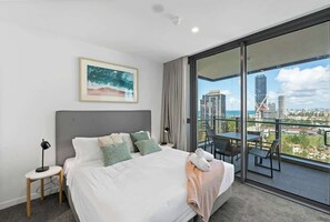 2 bedrooms, iron/ironing board, travel crib, WiFi - Oceanview Retreat New Build-Infinity Pool/Parking (Broadbeach)