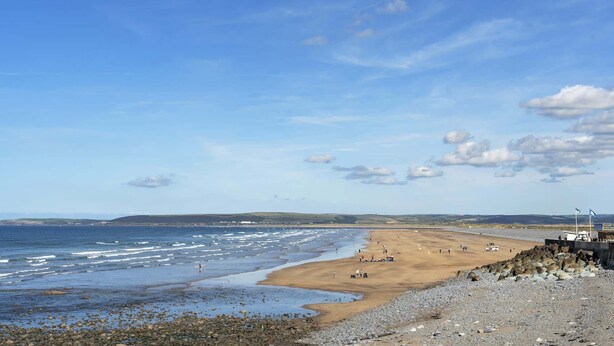 A beach with a rocky shoreline, waves, and a clear sky. - Modern Apartment, Private Parking, Walk to Beach! (Westward Ho)