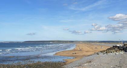 Modern Apartment, Private Parking, Walk to Beach!