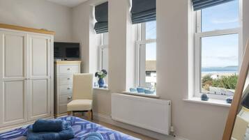 2 chambres, bureau, fer et planche Ă repasser, lit parapluie