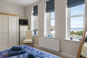 2 soverom, skrivebord, strykejern/-brett og reiseseng for barn