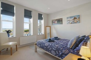 2 bedrooms, desk, iron/ironing board, travel cot - Modern Apartment, Private Parking, Walk to Beach! (Westward Ho)