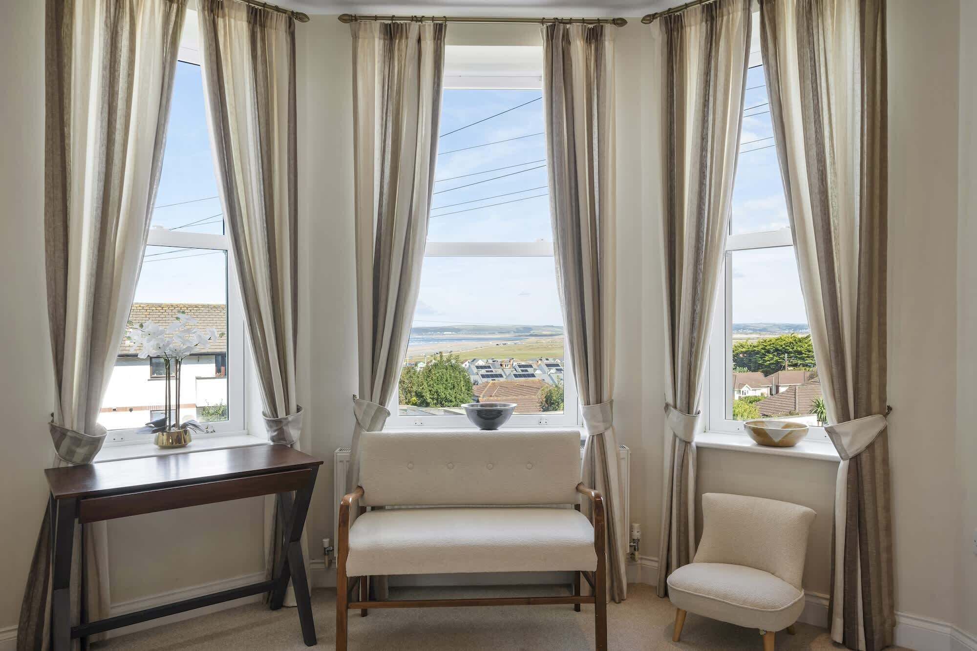 Een televisie, een dvd-speler en een kantoor