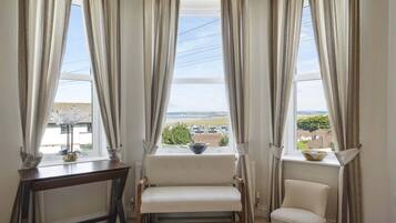 Télévision, lecteur de DVD, espaces bureaux